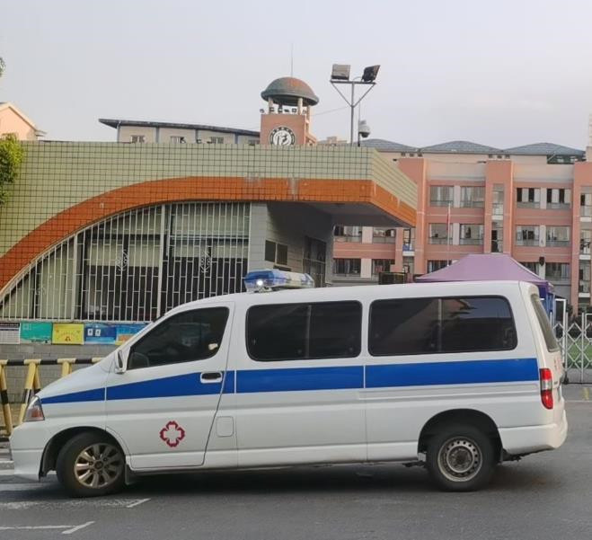 港南救护车出租护送骨折病人一公里多少钱